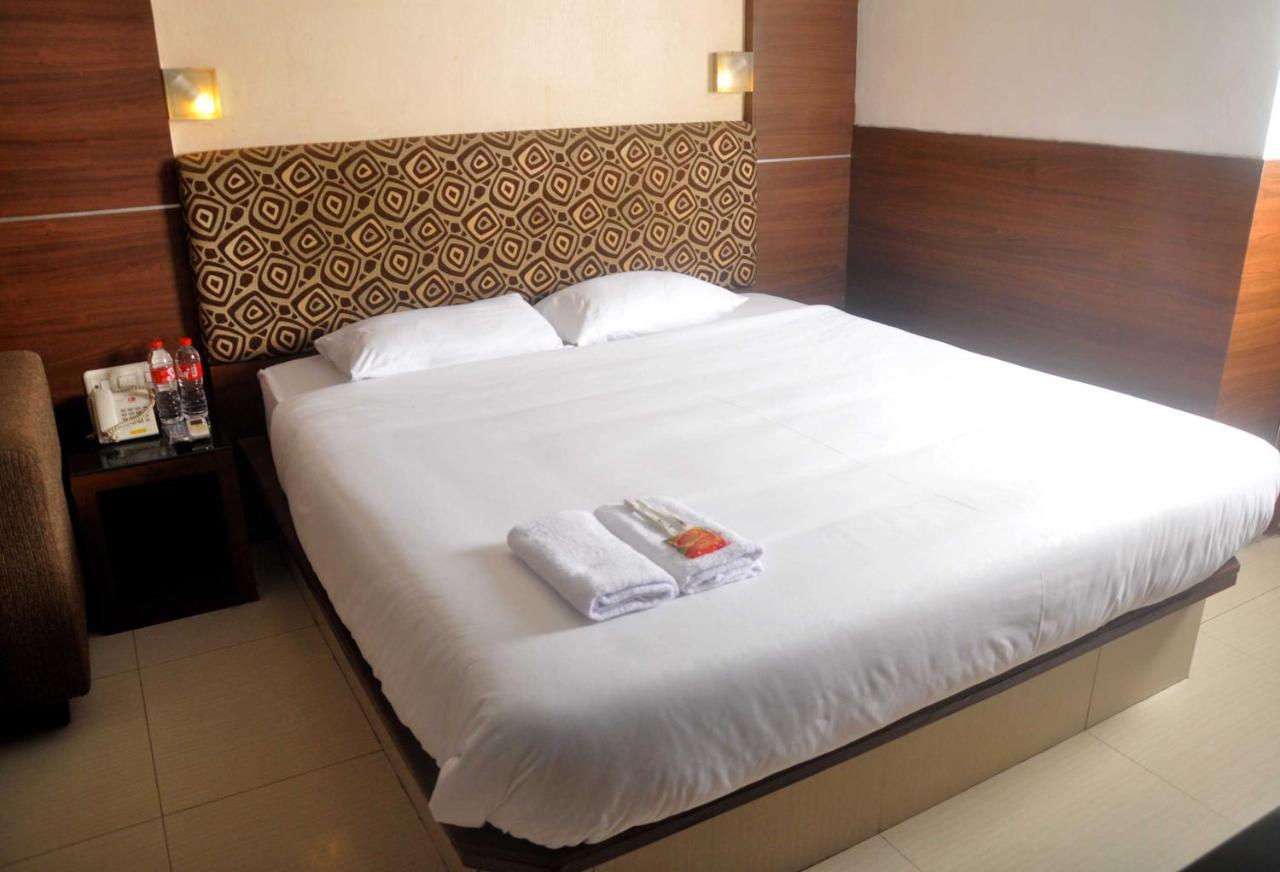 Ams Penthouse Hotel Jakarta Exterior photo